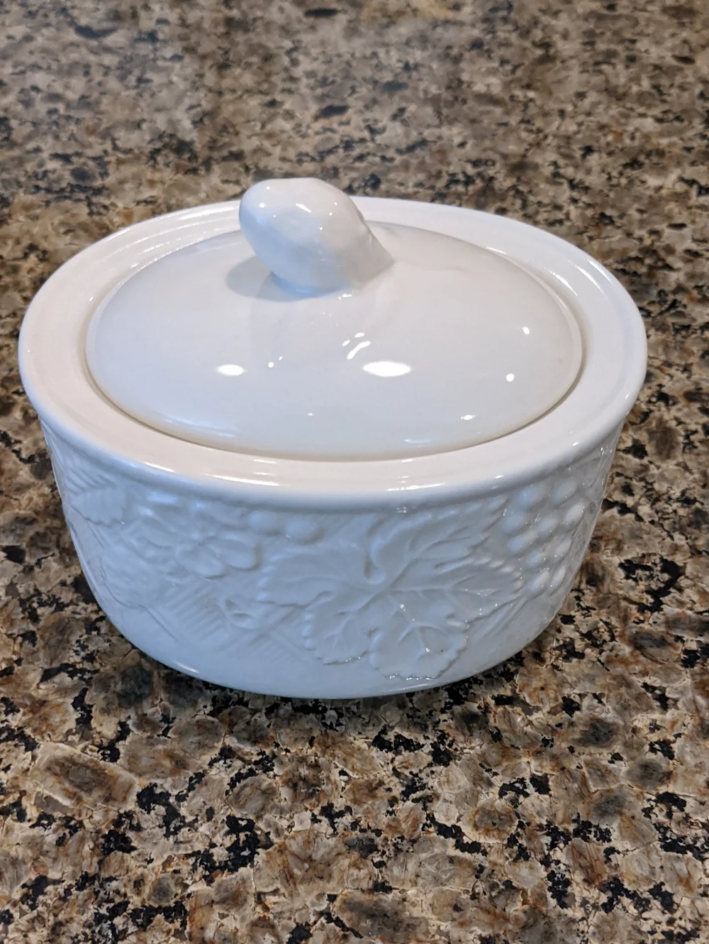 Mikasa ENGLISH COUNTRYSIDE (White) Sugar Bowl & Lid